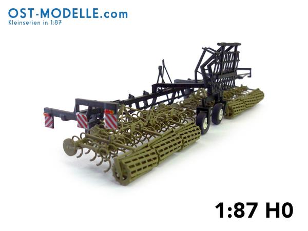 Koppelwagen T890 A01 Bodenbearbeitung 2 Feingrubber B231 Transportstellung siena